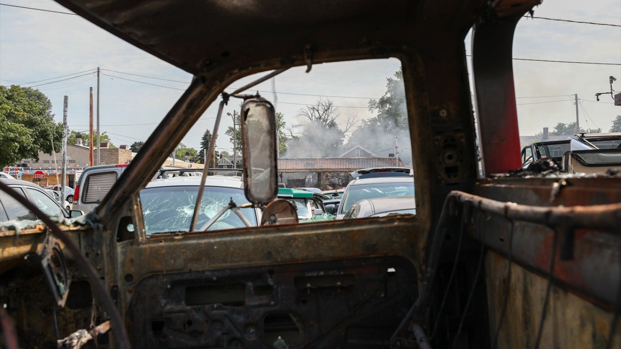 ABD`nin Wisconsin eyaletinde polisin arkadan vurarak ağır yaraladığı siyahi Jacob Blake`in belden aşağısının felçli kaldığı bildirildi. 