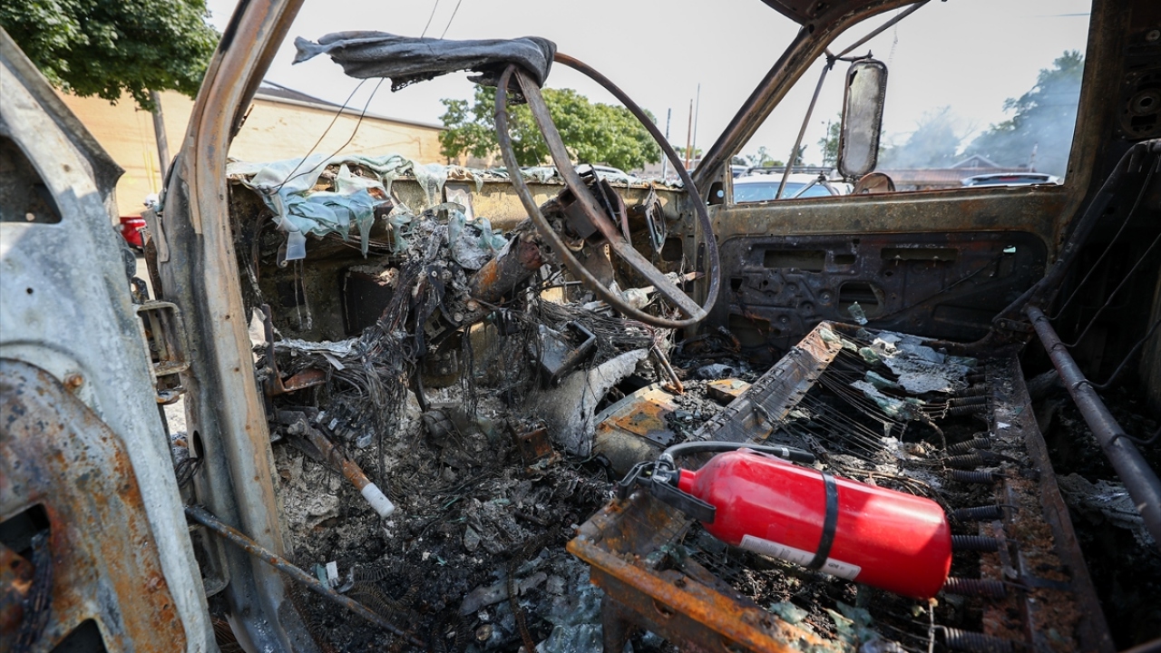 Göstericiler kentin sokaklarına yayılarak yüzlerce arabanın camlarını kırdı ve bir otomobil satış bayisinde bulunan araçları yakarak büyük zarar verdi. 