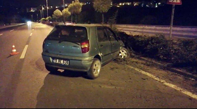 Refüje çarpan otomobildeki iki kişi yaralandı