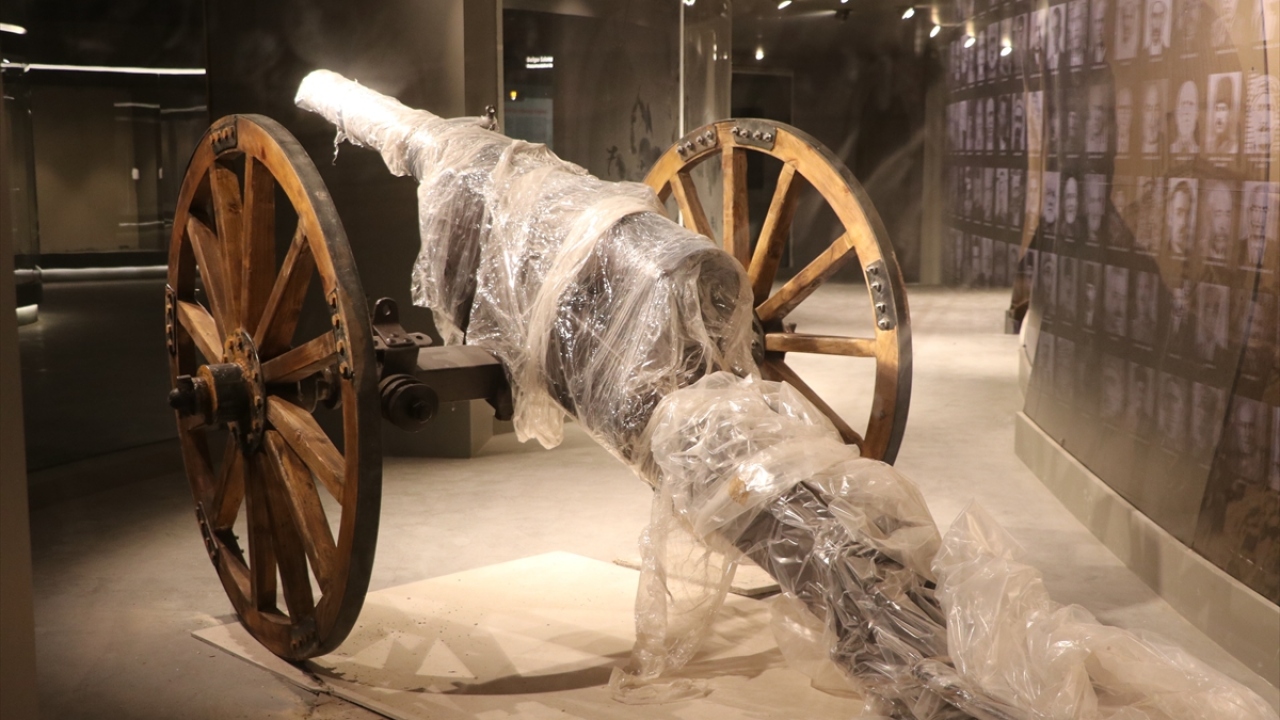 Tarihçiler, oda temsilcileri, sivil toplum kuruluşları ve kamu kurumları yetkililerinin oluşturduğu "Araştırma Komisyonu" tarafından geliştirilerek tasarlanan müzeyle, Antep savunmasının gelecek nesillere aktarılması hedefleniyor.