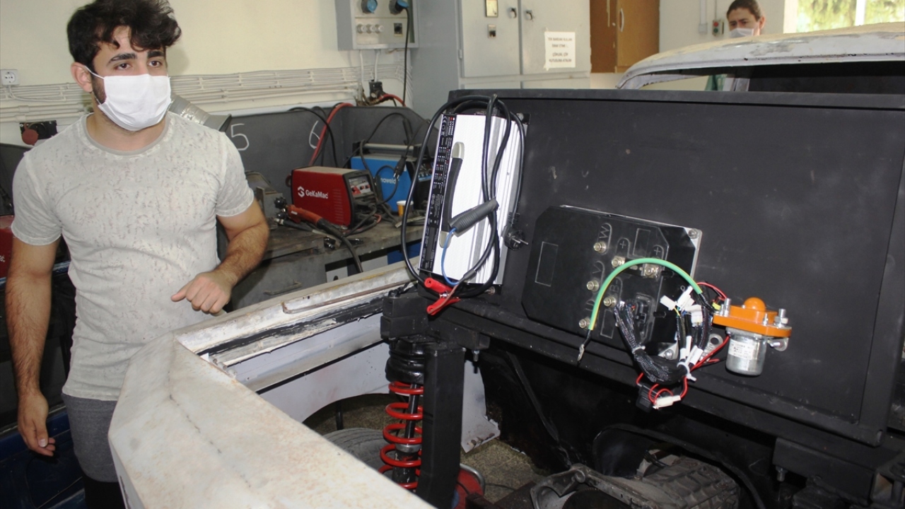 Demir, adeta yeniden yapılan araçlarının eylül ayı içerisinde TÜBİTAK tarafından düzenlenecek Efficiency Challenge Elektrikli Araç Yarışması`na katılacağını kaydetti.