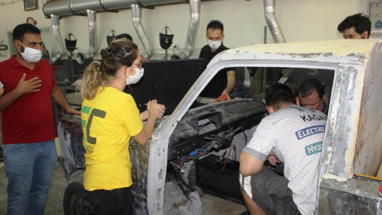 Yarışmaların ülke genelinde yerli ve milli aracın yapılması ile öğrenci yetiştirilmesi için önemli olduğunu ifade eden Demir, yarışmalara 6 öğrencileriyle birlikte katılacaklarını aktardı.