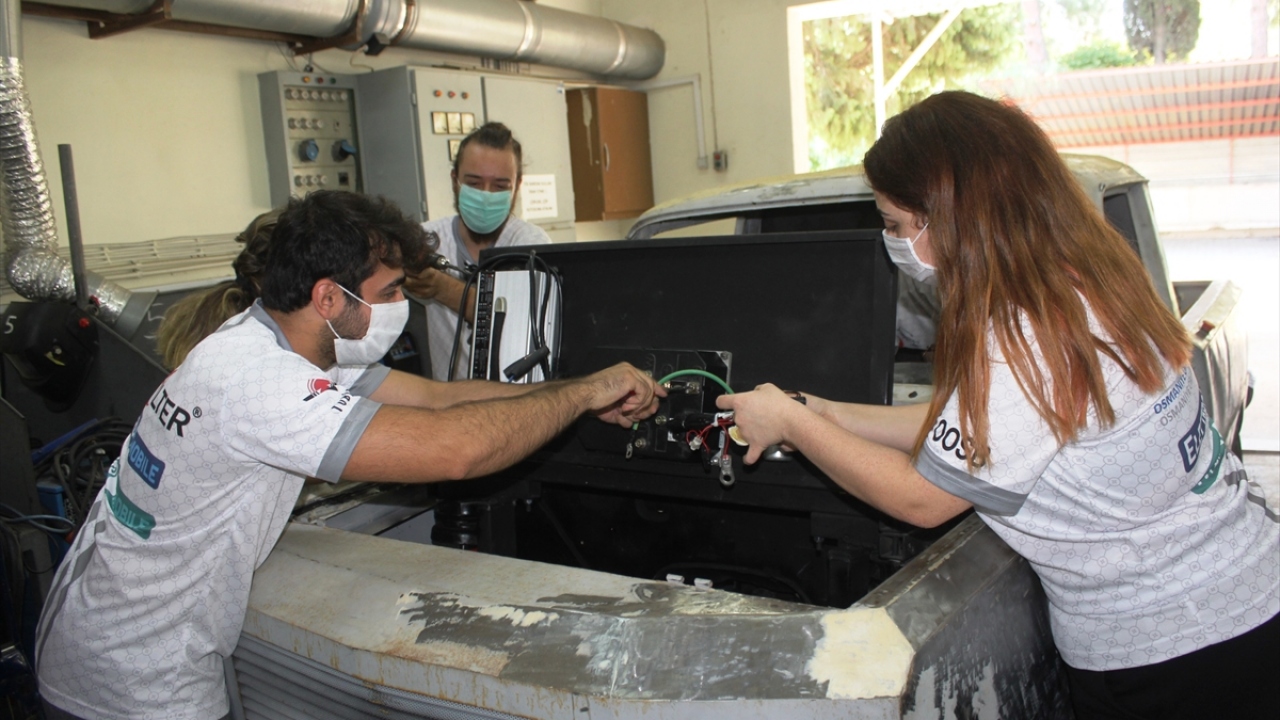 OKÜ IARES Kulübü Başkanı İsa Şahin de araçlarının tamiri konusunda arkadaşlarının gösterdiği özverili çalışmadan dolayı mutlu olduğunu söyledi. 