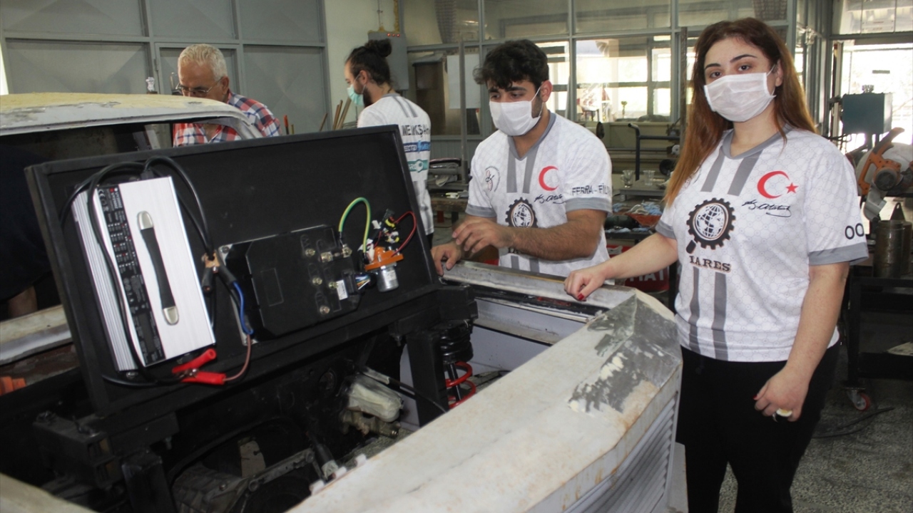 Aracın geçen yıl yanmasından dolayı arkadaşlarının çok etkilediğini belirten Şahin, üniversitenin desteği ile aracı yeniden yaparak bu yıl TÜBİTAK yarışlarına hazırladıklarını anlattı.