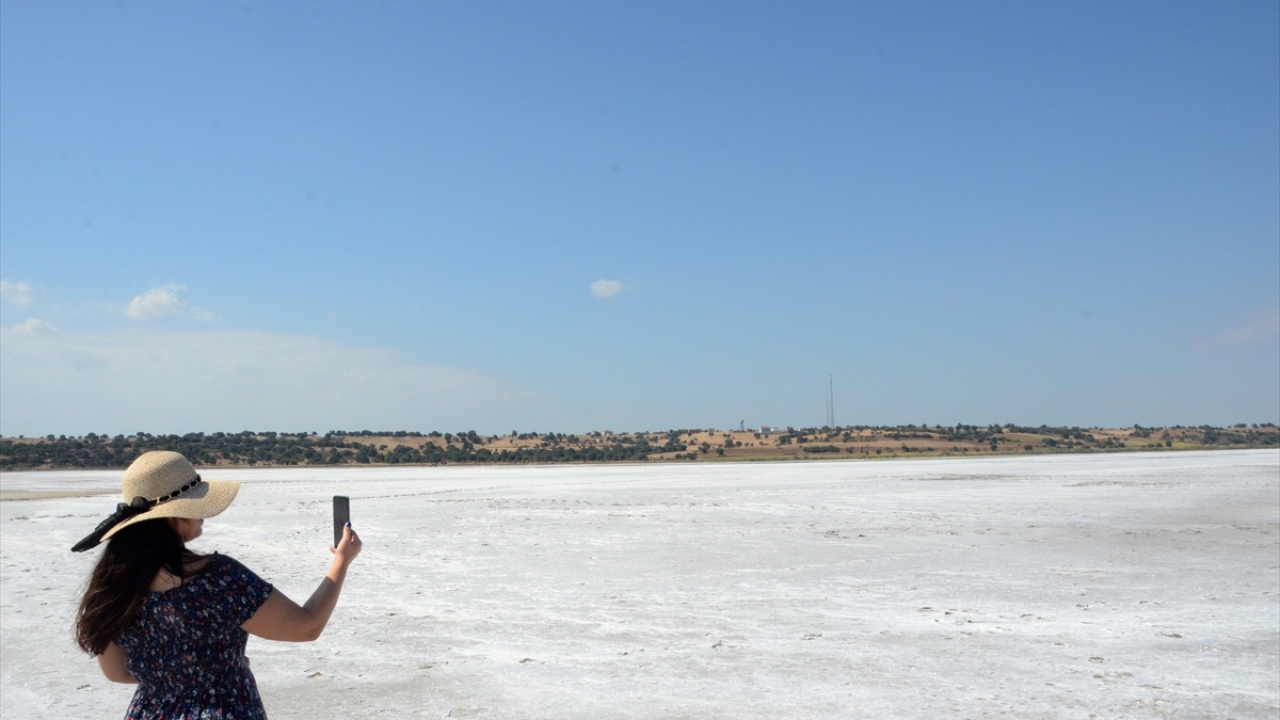 Denize girmek için gelen vatandaşlar sahil yakınında oluşan tuz gölüne ilgi gösteriyor.