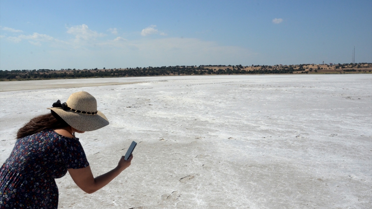 Bazı vatandaşlar bembeyaz alanın üzerinde fotoğraf çektiriyor.