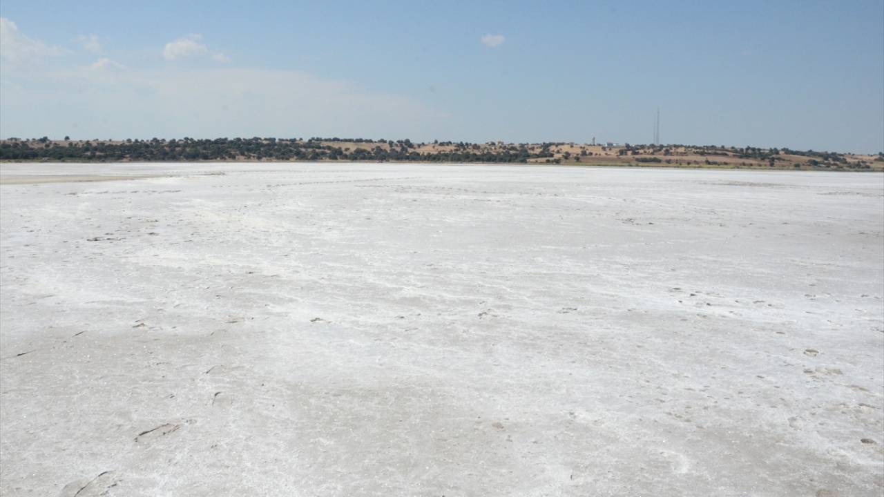 Karaincirli Sahili yakınlarındaki göldeki su, aşırı sıcaklar nedeniyle çekilince ortaya tuzla kaplı bir alan ortaya çıktı.