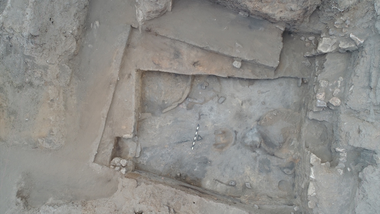 Milattan önce 3500-1900 yıllarında Tunç Çağı`nda 1600 yıl boyunca kesintisiz yerleşik hayat sürülen bölgenin tarihinin gün ışığına çıkarılmasına yönelik çalışmalar sürüyor.