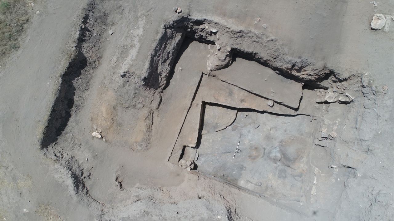 Seyitgazi ilçe merkezinin 15 kilometre kuzeydoğusunda yer alan, 350 metre boyunda, 150 metre enindeki höyükte Tunç Çağı izleri aranıyor.