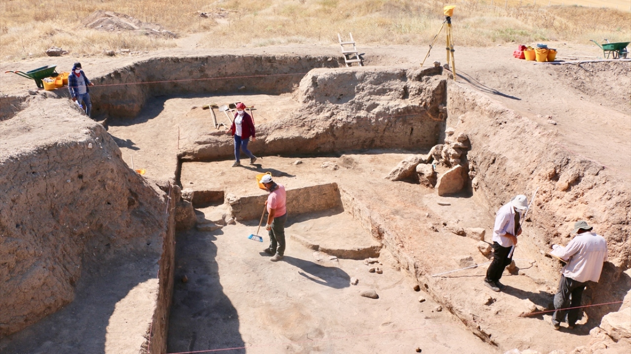 Höyüğün doğusu ve batısındaki çalışmalarda, dönemin konutlarından birinde bulunan 5 bin yıllık paletin, çanakların boyanması için kullanıldığı tahmin ediliyor.