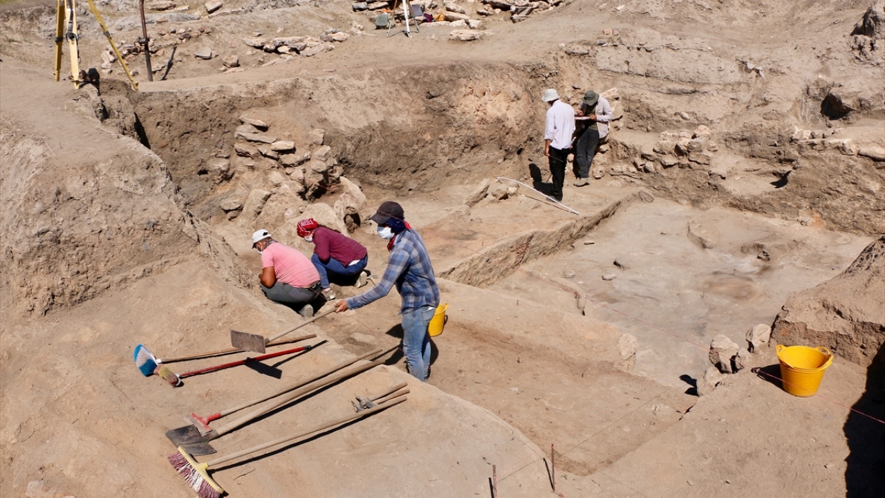 Kazı Başkanı ve BŞEÜ Arkeoloji Bölümü Öğretim Üyesi Doç. Dr. Murat Türkteki, 1996`da Prof. Dr. Turan Efe tarafından başlatılan Küllüoba kazılarının görevli olduğu üniversite adına sürdürüldüğünü söyledi.