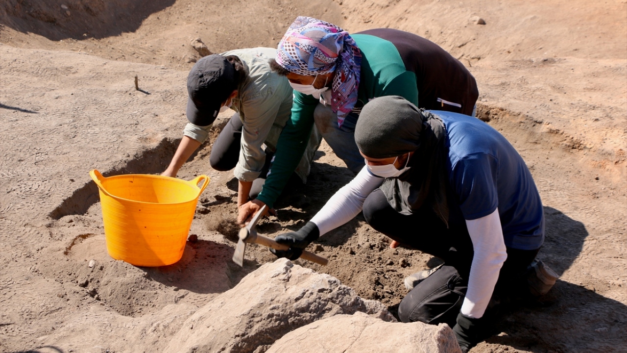 Türkteki, 2020 yılı kazılarında, geçen sene yeri saptanan mezarlık alanında yaşayan en erken yerleşimciler ile bu topluluğun yapıları arasında bir bağlantı kurmayı amaçladıklarını anlattı.