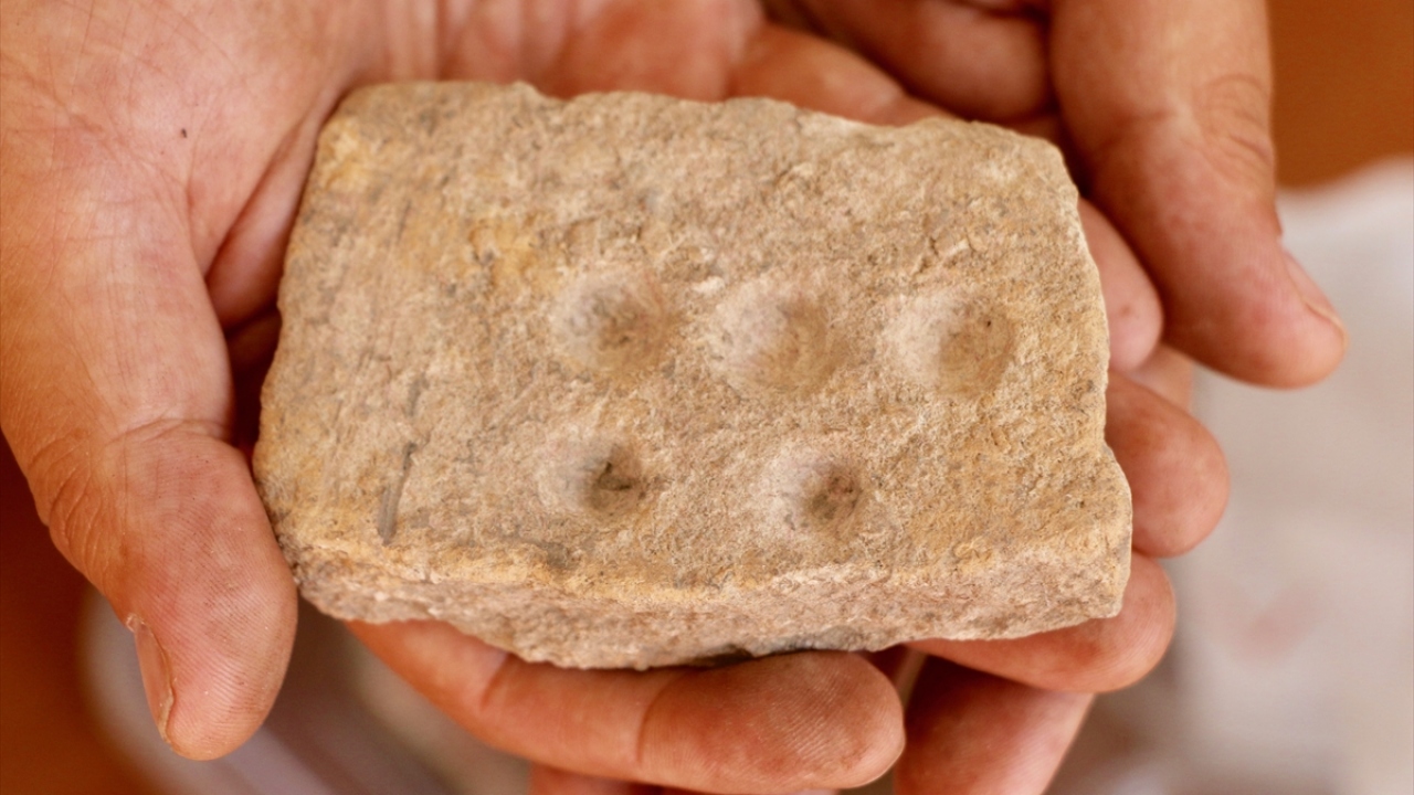 Bu sene milattan önce 3000`leri kapsayan alanları kazdıklarını dile getiren Türkteki, İlk Tunç Çağı`nın başlangıcından itibaren Küllüoba`daki yerleşmenin çok büyük boyutta olduğu bilgisini paylaştı.