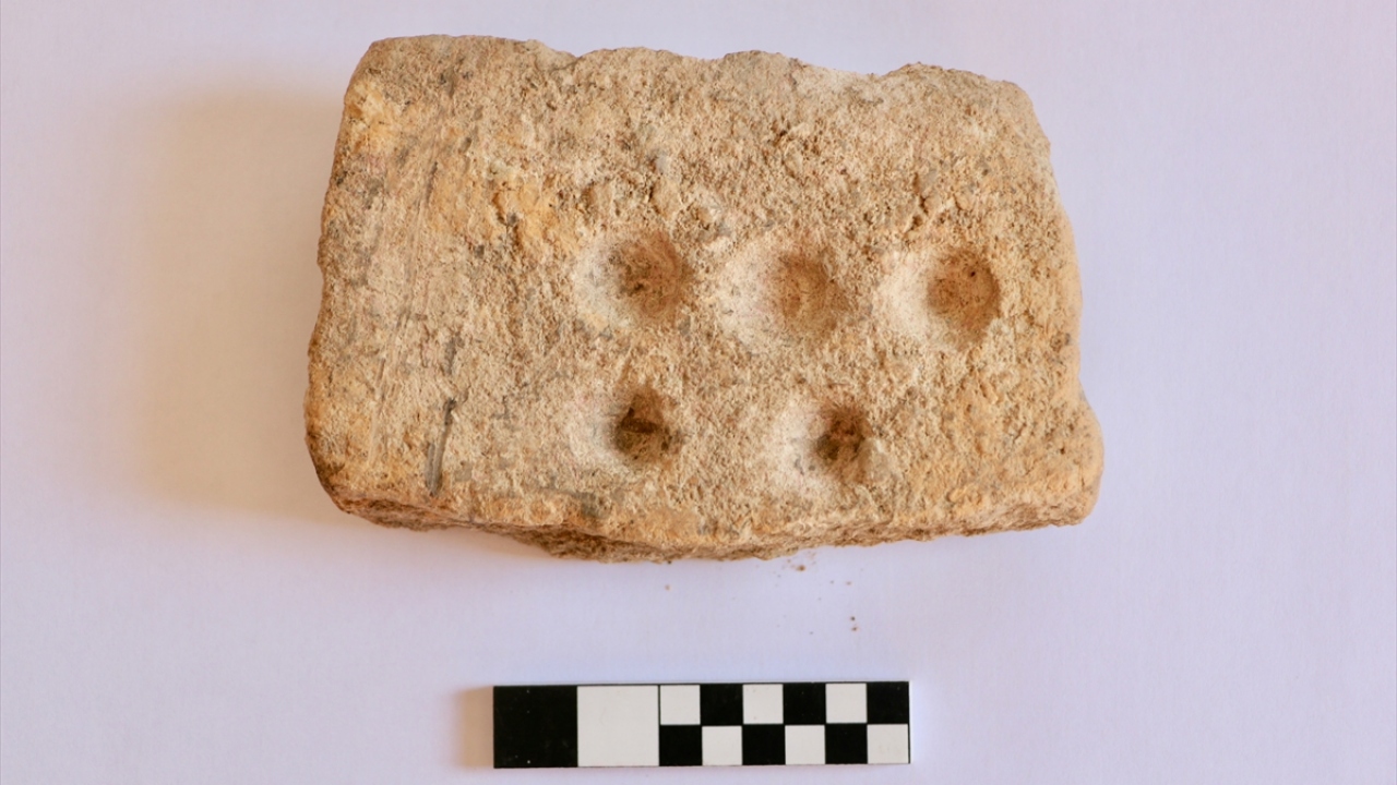 Doç. Dr. Türkteki, Küllüoba kazıları için Eskişehir`de yaşayanların ilgi ve desteklerini beklediğini sözlerine ekledi.