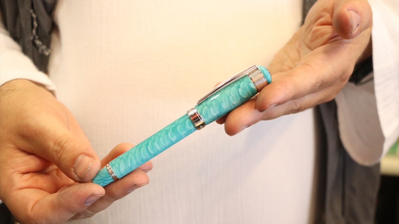 Koleksiyonunda 1850 yılına ait eski bir divitin bulunduğunu aktaran Serim, 100 yıldan daha eski dolma kalemlerinin de koleksiyonunda yer aldığına değindi.