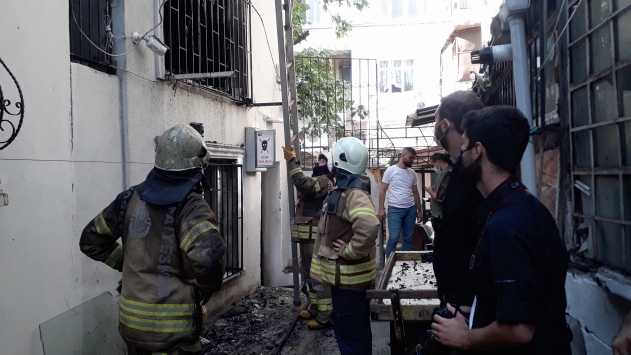 Fatih'te çıkan yangında 2 kişi yaralandı