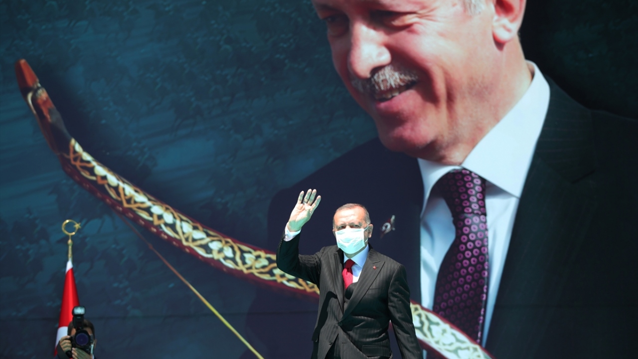 Cumhurbaşkanı Erdoğan, program sonunda halkı selamladı.