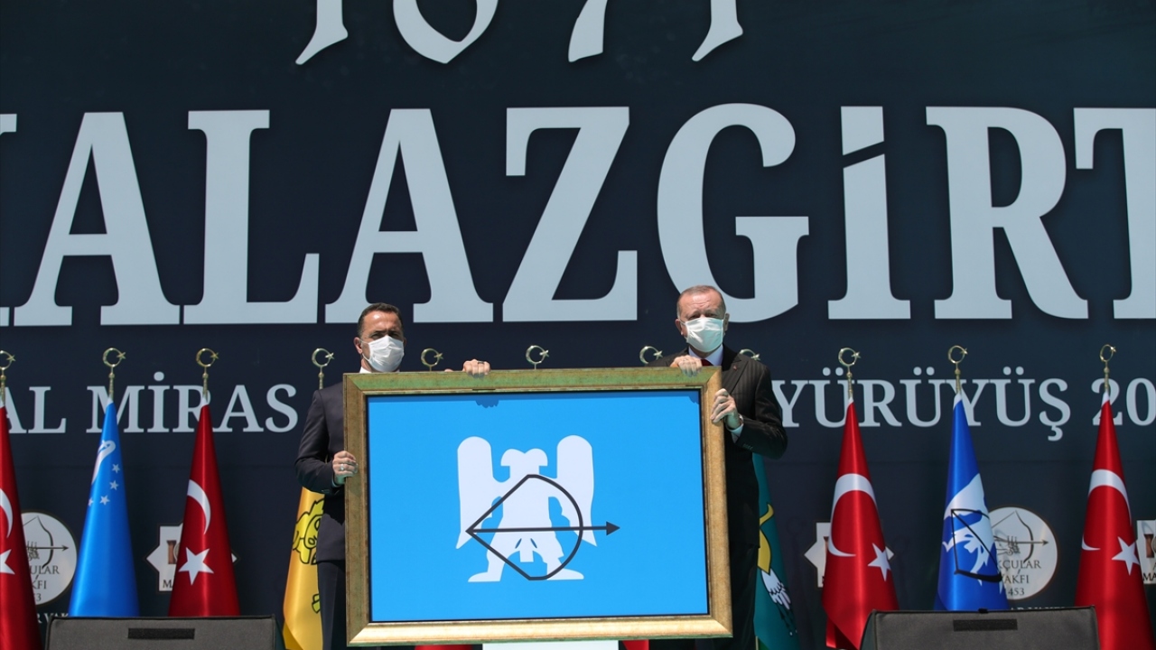 Programda Beyoğlu Belediye Başkanı ve Okçular Vakfı Başkanı Ali Haydar Yıldız, Cumhurbaşkanı Erdoğan`a bir tablo hediye etti.