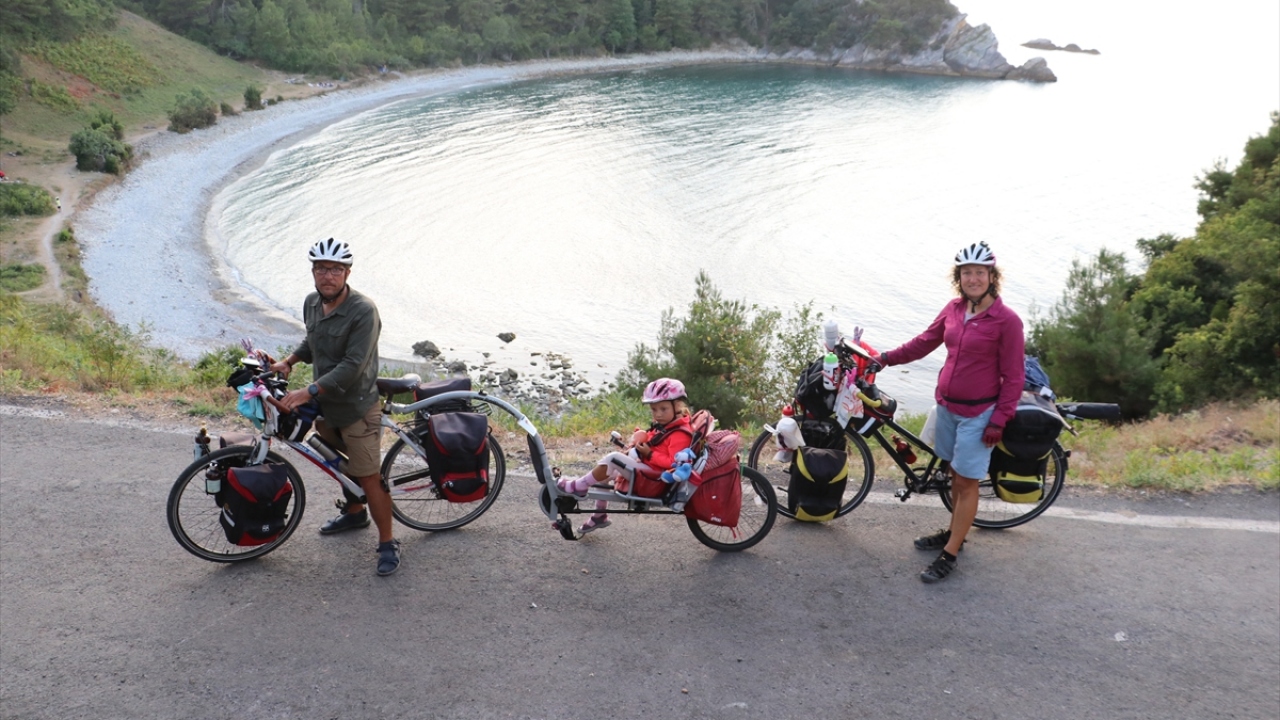 İzmir`den 4 Temmuz`da yola çıkan aile, 1500 kilometre pedal çevirerek Kastamonu`nun Çatalzeytin ilçesine ulaştı.