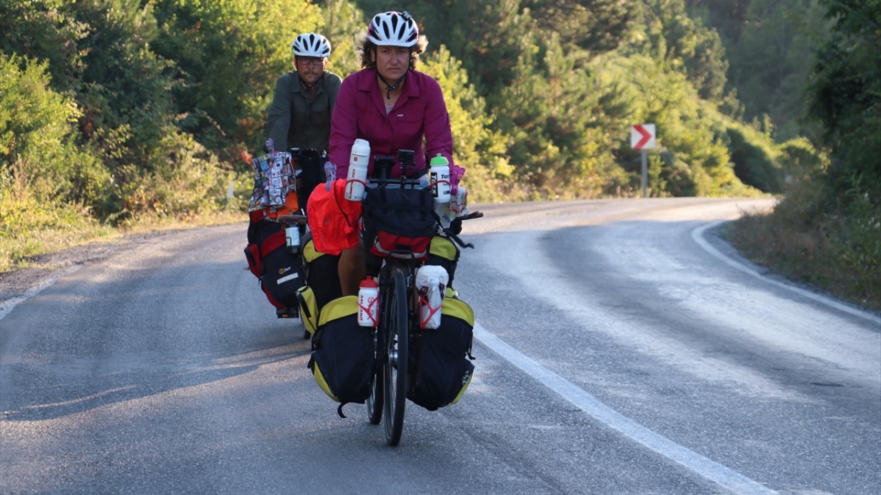 Çadırda konaklayan ailenin 5 yaşındaki kızları Senem ise babasının bisikletine bağlı pusette yolculuk yapıyor. 