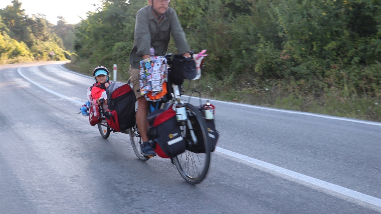 Elmalı ailesi 5 bin kilometre pedal çevirerek yaklaşık 5 ayda turlarını tamamlamayı planlıyor.