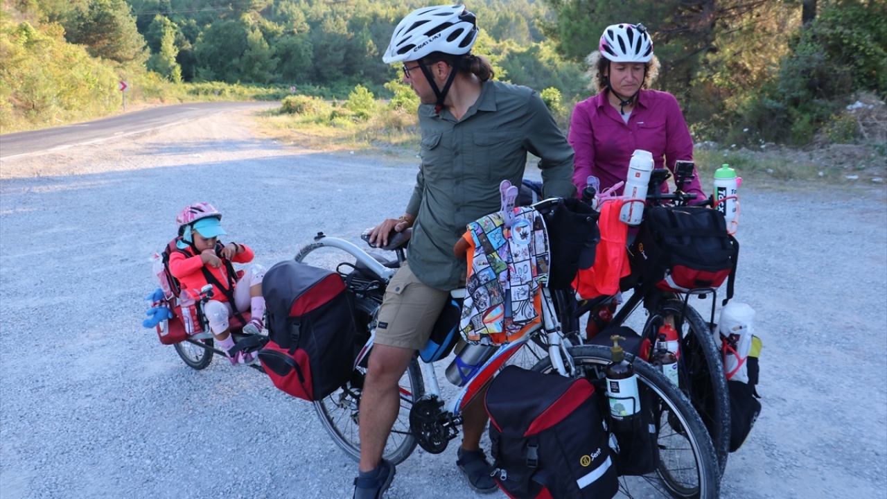 İzmir`den bisikletle çıktıklarını, Edremit Körfezi`nden Balıkesir, Bursa, İznik, İzmit, Sakarya üzerinden Kastamonu`ya geldiklerini anlatan Elmalı, sahil şeridini takip ettiklerini söyledi.