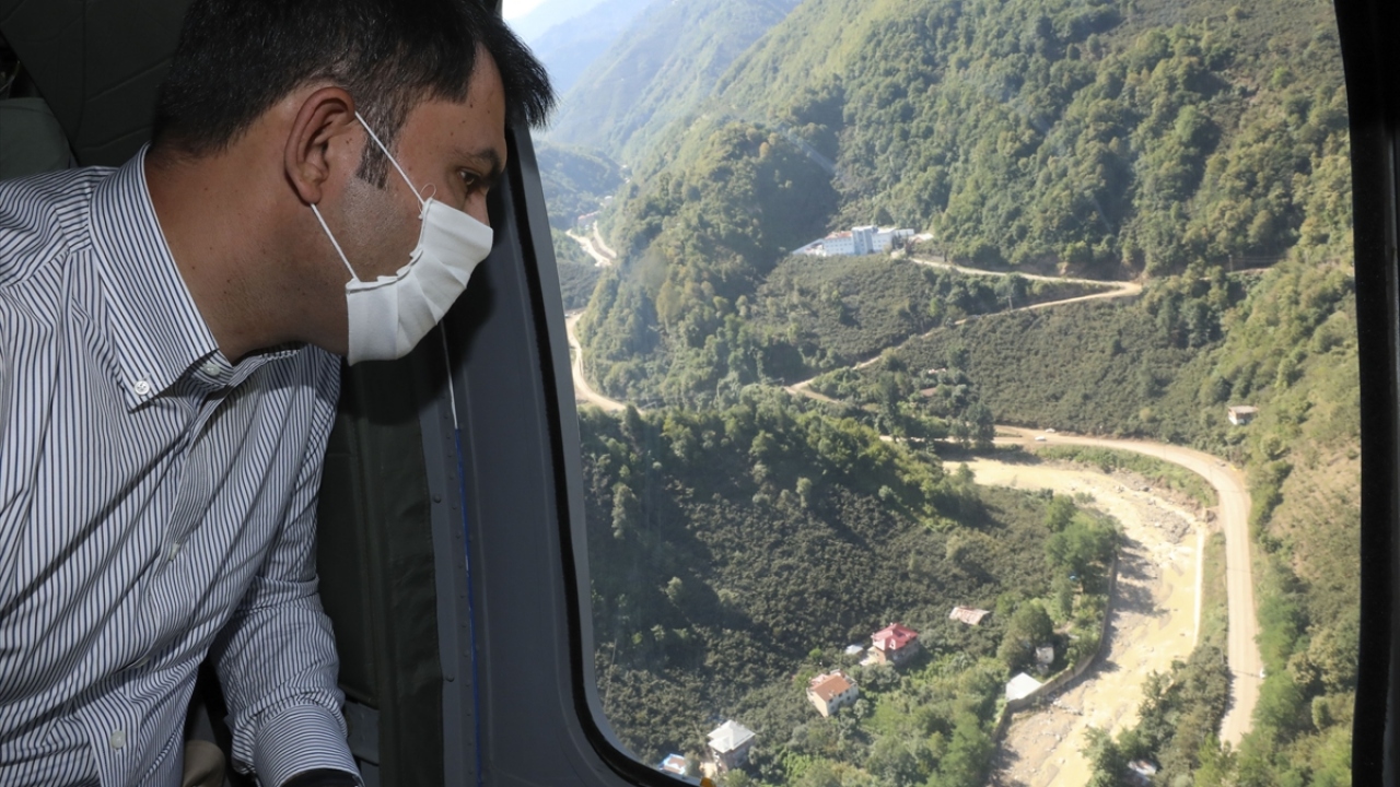 İlçe merkezine dere taşkınıyla sürüklenen taş, kum, toprak ve kaya parçaları, çevre illerden gönderilen çok sayıda iş makinesi ve personel ile kaldırılıyor. 