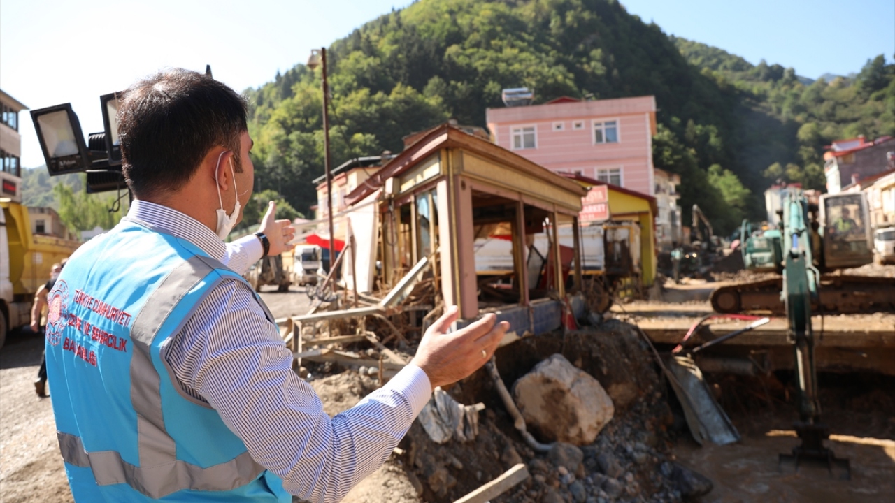Dereli ilçesinin tamamına elektrik verilmesi için çalışan ekip, kablo döşeme çalışmasını yürütüyor. 