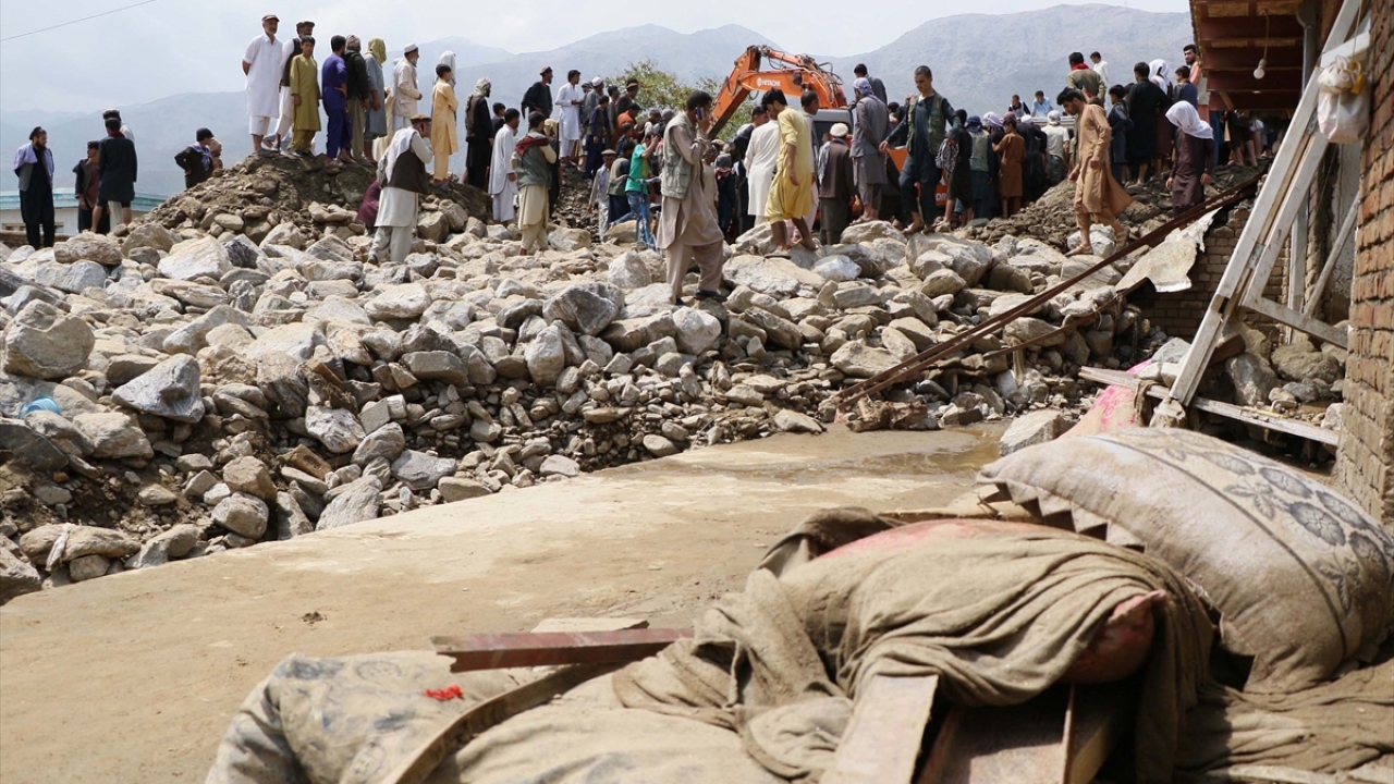 Afganistan`ın başkenti Kabil yakınlarındaki Pervan vilayetinde aşırı yağışların yol açtığı sel felaketinde 70 kişi öldü.