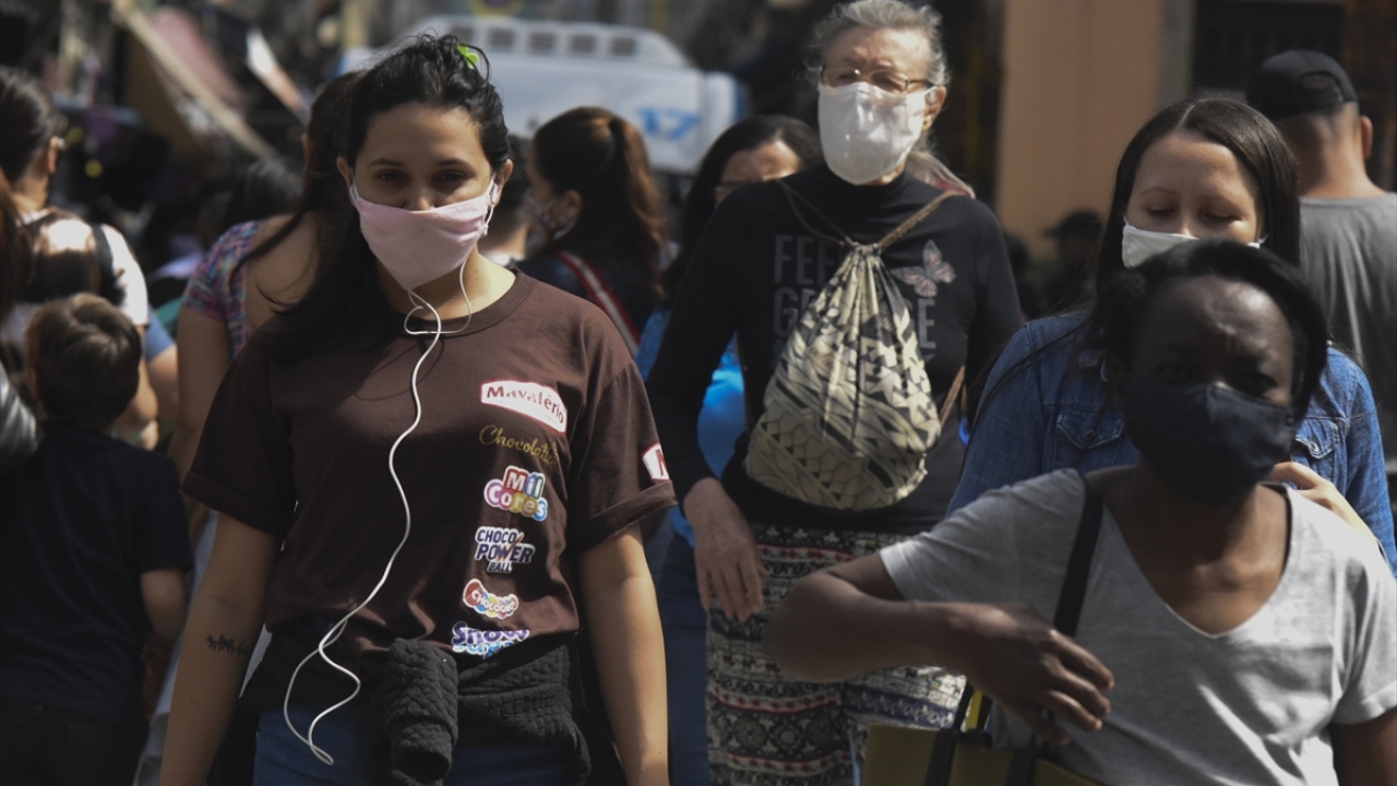 Çin`in Hubey eyaletine bağlı Vuhan kentinde ortaya çıkan ve dünyaya yayılan yeni tip koronavirüs (Covid-19) salgınında tespit edilen vaka sayısı, dünya genelinde 24 milyon 70 bini aştı. 