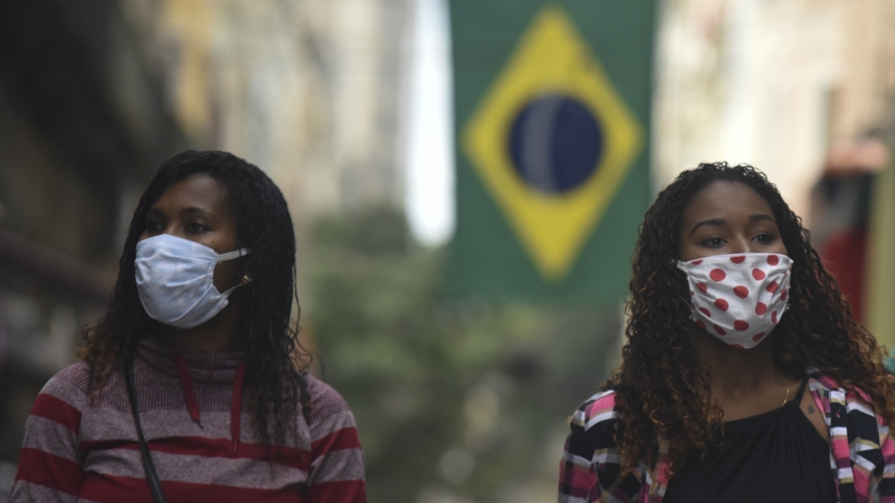 Brezilya Sağlık Bakanlığının verilerine göre, 1271 kişinin yaşamını yitirmesiyle ülkedeki virüs kaynaklı ölü sayısı 116 bin 580’ne, vaka sayısı da 47 bin 134 artarak 3 milyon 669 bin 995’e yükseldi.