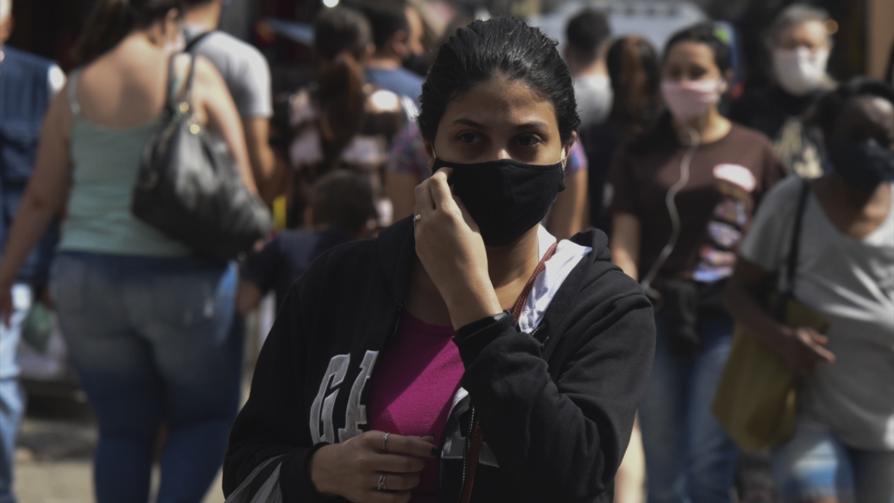 Yaklaşık 46 milyon nüfuslu, ülkenin ticaret merkezi Sao Paulo eyaleti, 765 bin 670 vaka ve 28 bin 912 virüs kaynaklı ölümle ülkenin salgından en çok etkilenen bölgesi olarak öne çıkıyor.