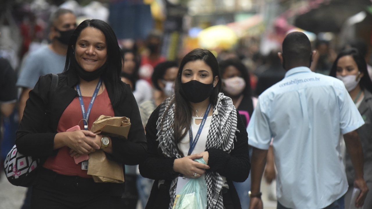 Nüfusu 211 milyonu aşan Brezilya, Latin Amerika`da "salgının merkez üssü" olarak nitelendiriliyor.