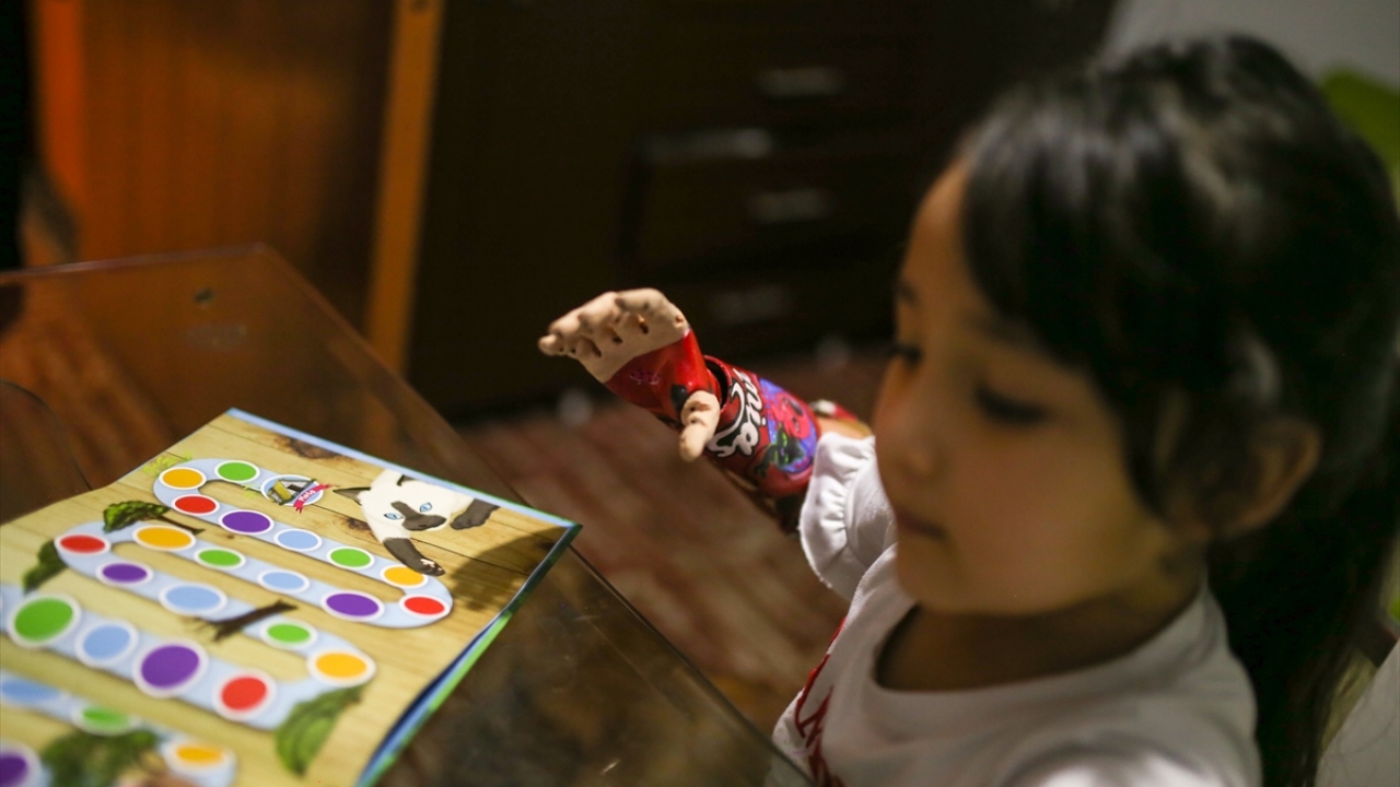 Fotoğrafta 5 yaşındaki Mia Valentina Salinas kendisi için özel tasarlanmış protez kol ile öğrenme sevinci yaşıyor.