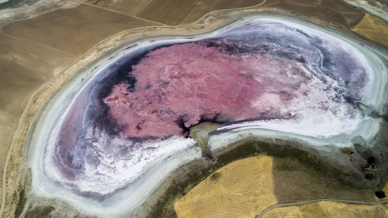 Konya`nın Kulu ilçesindeki `flamingo cenneti` Düden Gölü`ne komşu Küçük Göl, iklim değişikliği ve bilinçsiz sulama sonucu kurudu. 