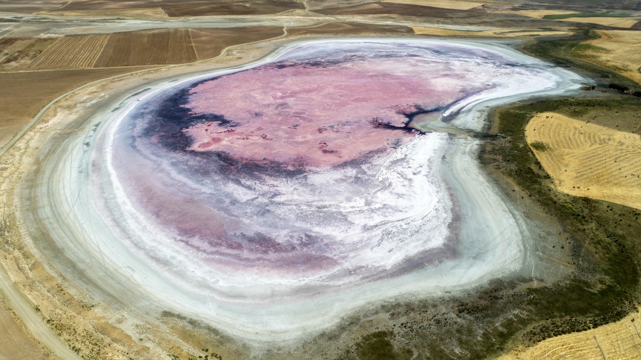 Tatlı su gölü olan Küçük Göl, suların azalmasına bağlı olarak artemia salina bakterisi nedeniyle pembeye büründü.