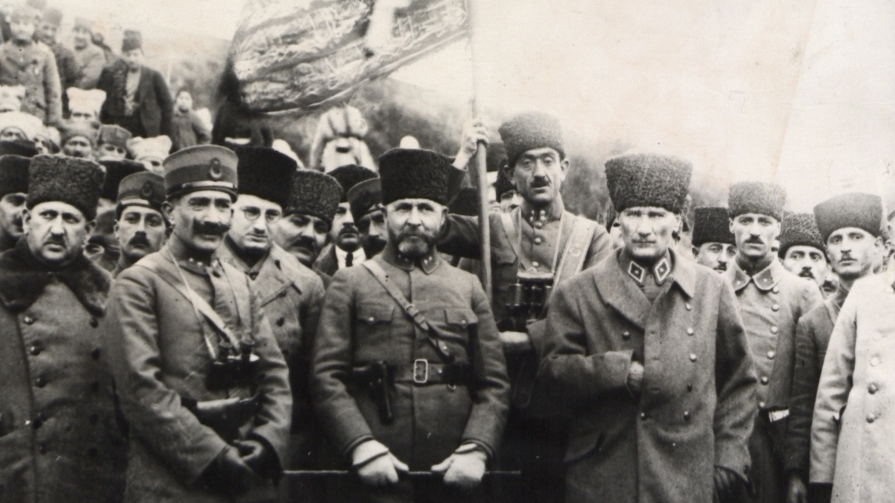 Albümdeki fotoğrafların arasında, Atatürk`ün 1. Ordu Sancağı`yla çekilen fotoğrafı da yer aldı. (Arşiv) 