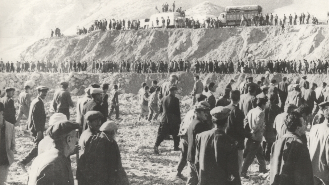 Devlet Su İşleri (DSİ), söz konusu baraj inşaatının 1966-1974 yılları arasında yapım çalışmalarını fotoğraflarla kayıt altına aldı. 