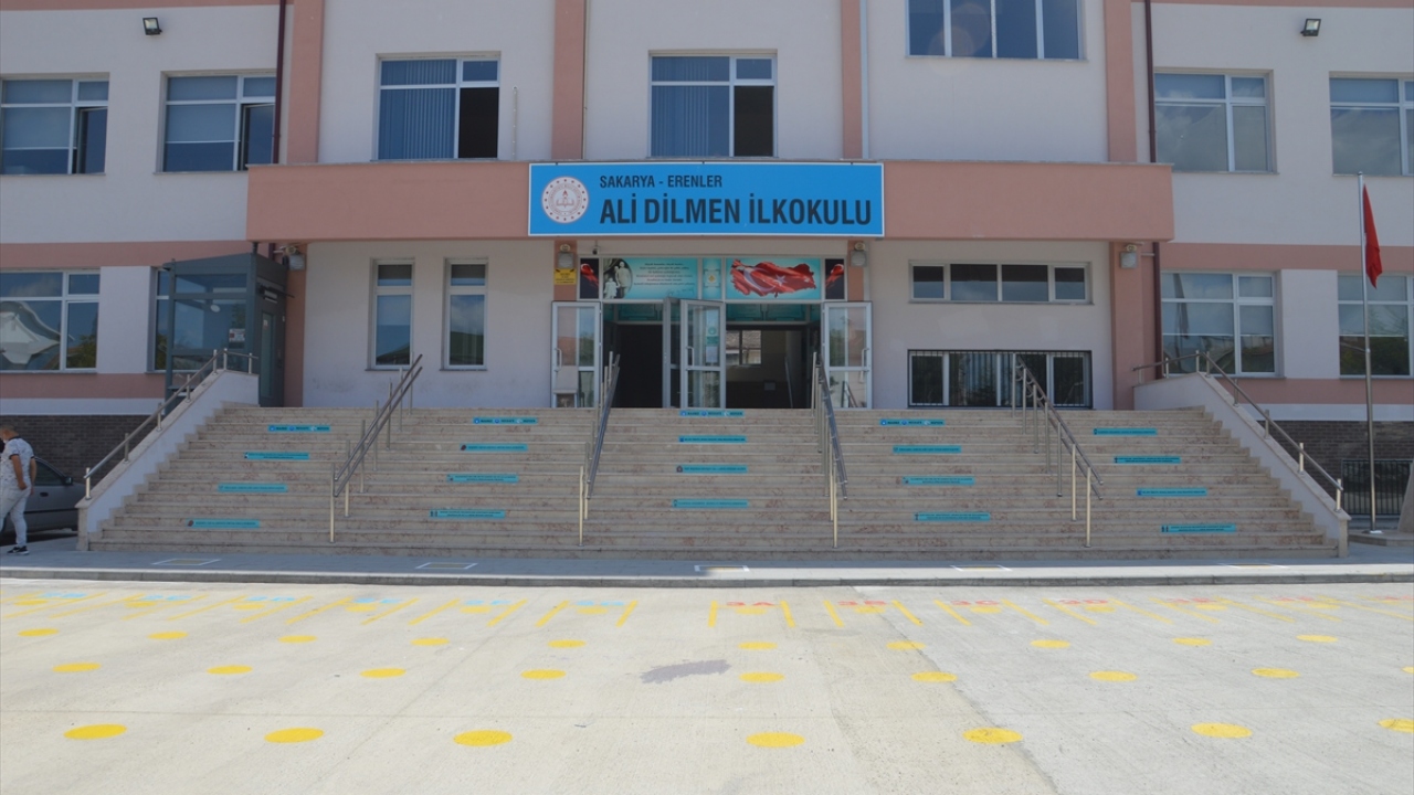 Yeni tip koronavirüs (Covid-19) salgını nedeniyle okullarda yürütülen çalışmaları inceleyen İl Milli Eğitim Müdürü Fazilet Durmuş, gazetecilere, 21 Eylül`de okula gelecek öğrenciler için ön hazırlıkları yaptıklarını söyledi.