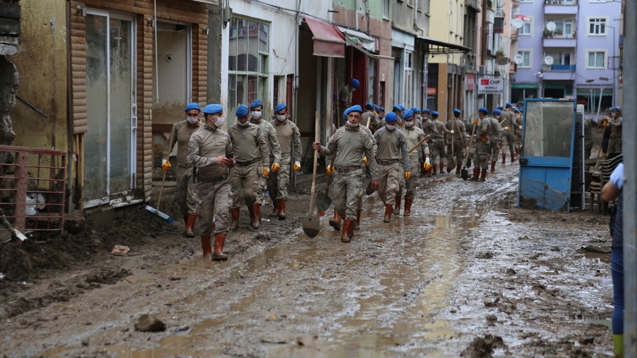 Caddede biriken hafriyatın tamamına yakınını kaldıran ekipler, çamurdan arındırma çalışmalarına devam ediyor. 