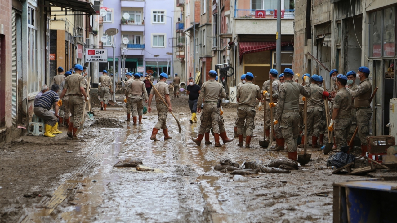 Ekiplere, çevre illerden gelen askerlerde yardım ediyor.
