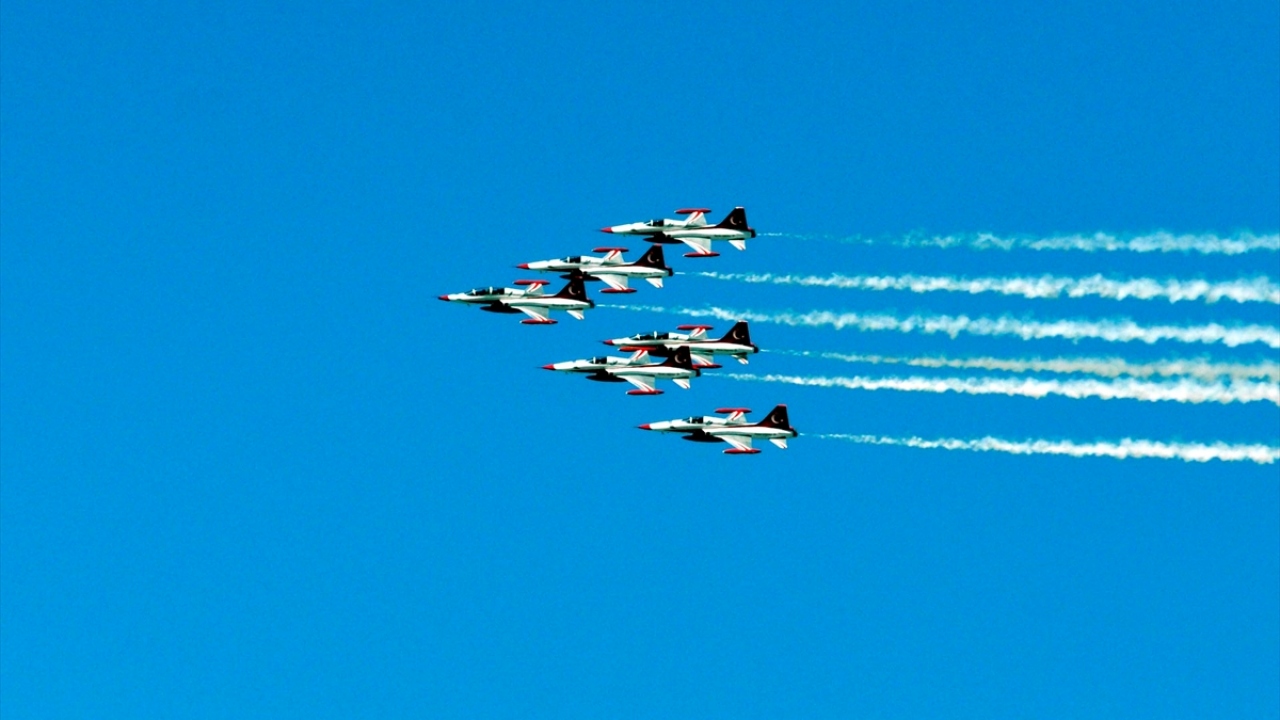 Dünyada 8 süpersonik uçakla gösteri yapan tek akrobasi timi olan Türk Yıldızları, manevralarıyla izleyenlerin beğenisini topladı.