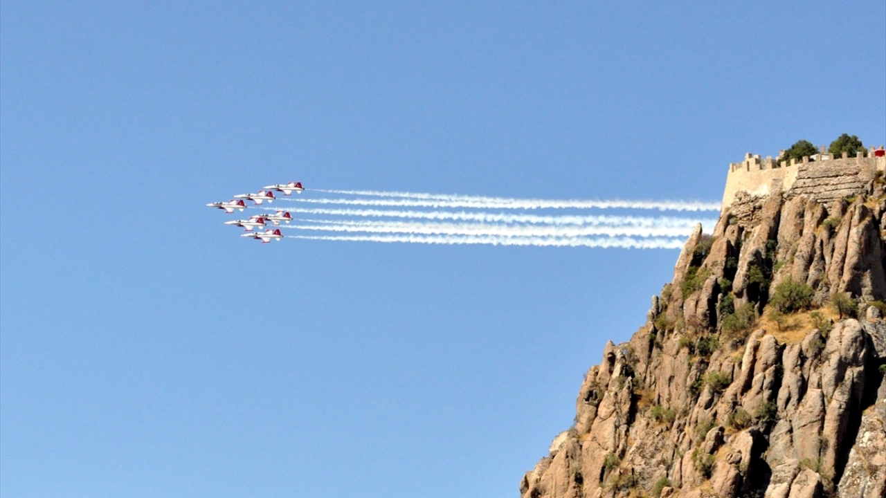 Vatandaşlar, Türk Yıldızlarının gösterisini cep telefonları ve kameralarıyla kaydetti.
