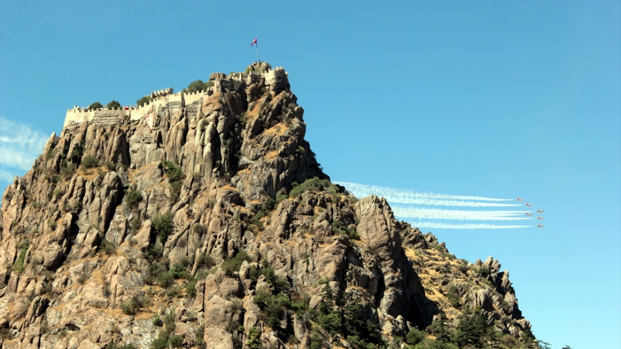 Konya 3. Ana Jet Üs Komutanlığında konuşlu Türk Yıldızlarının gösterisini izlemek isteyenler, kentteki Anıt Park ve çevresinde Kovid-19 tedbirleri kapsamında bir araya geldi. 