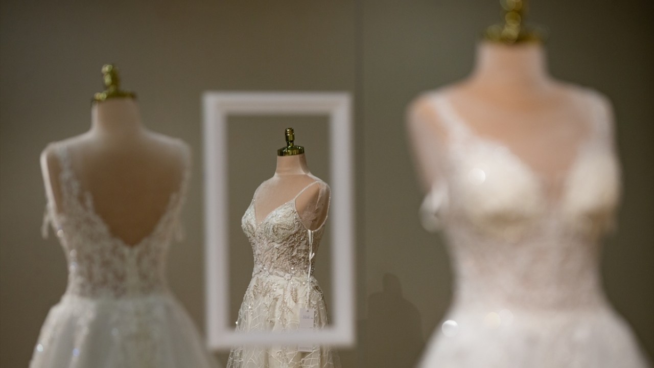 Sadece yurt içinden değil yurt dışından da insanların gelip alışveriş için gezdiği kentin gelinlik merkezi Mimar Kemalettin Caddesi`nin sakinleri, salgın döneminde o eski yoğun günlerine özlem duyuyor. 