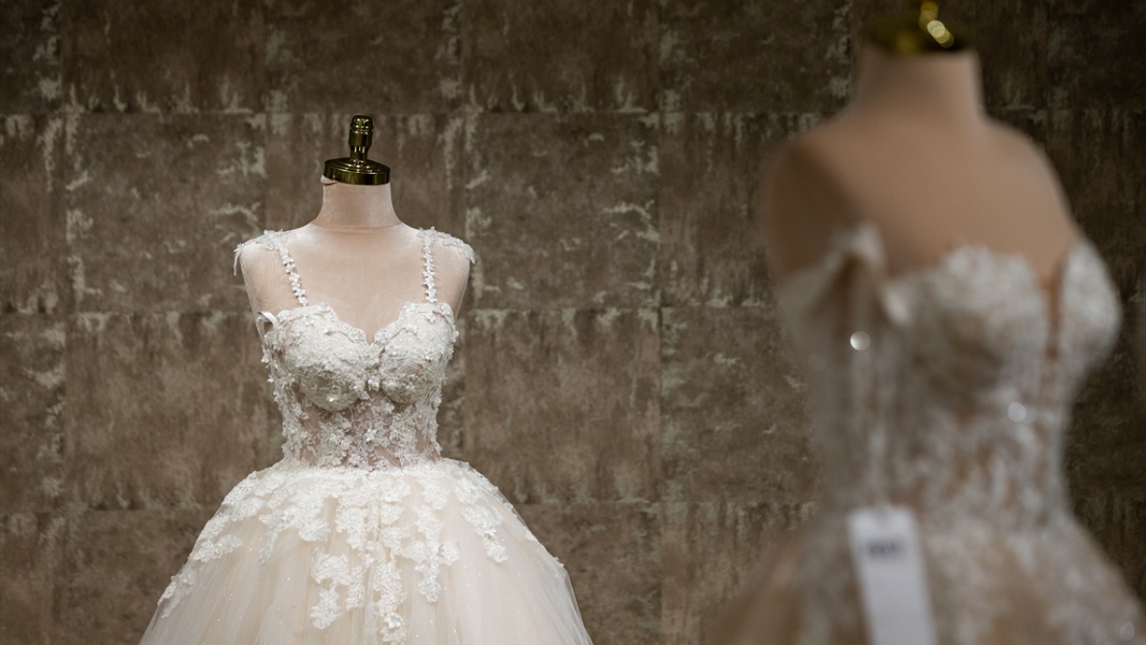 Düğün sektörünün sadece gelinlikten ibaret olmadığını aktaran Salkım, yaklaşık 30 sektörün düğünlerle ilgili kazanç sağladığını vurguladı. 