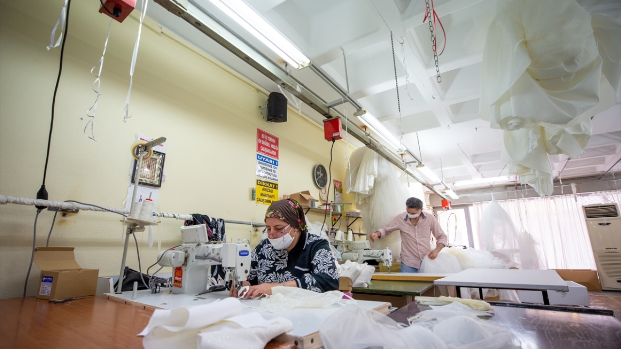 Sektördeki bazı firmaların üretim hattında değişikliğe gittiğine dikkati çeken Salkım, gelinlik ve abiye üreten şirketlerin maske işine girdiğini vurguladı. 