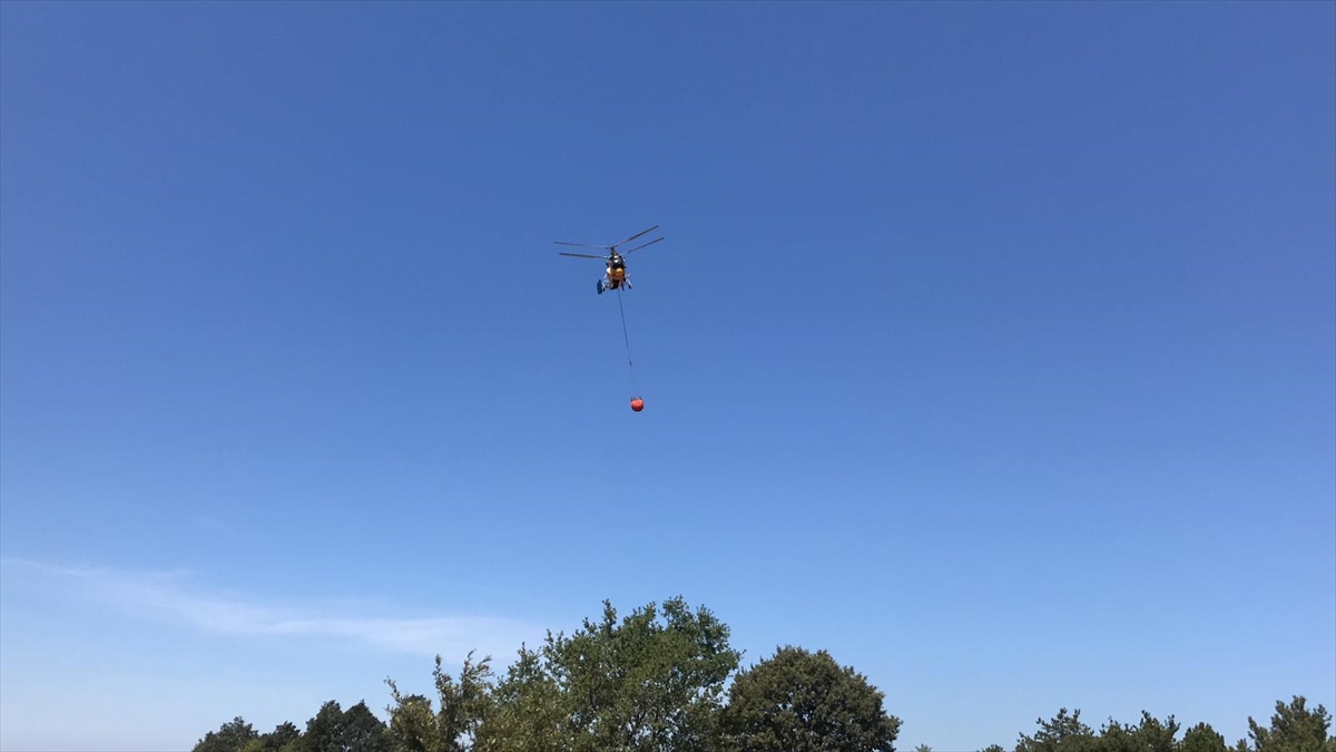 Söndürme çalışmasına helikopterle de destek sağlanıyor.