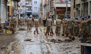 Komandolardan Dereli sokaklarında temizlik