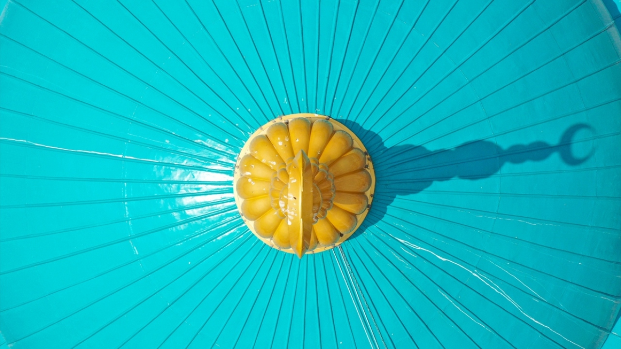 Dıştan bakıldığında caminin görünümünün yıldıza benzediğini, minarenin de köşeli olduğu için yıldızı andırdığını belirten Çakar, estetik olarak oldukça güzel bir eseri Bağcılar`a kazandırmak istediklerini ifade etti. 